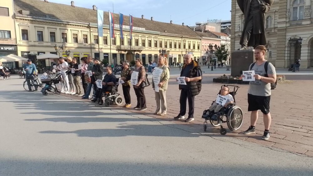 Protest "Dva minuta tišine" više od osam godina na istom mestu u Novom Sadu: Ideja je da probudimo empatiju i sačuvamo decu od nasilja 4
