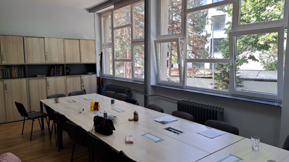 Šta je na roditeljskom sastanku poručio direktor škole u Šidu koji je pretio roditeljima zbog udžbenika? 1