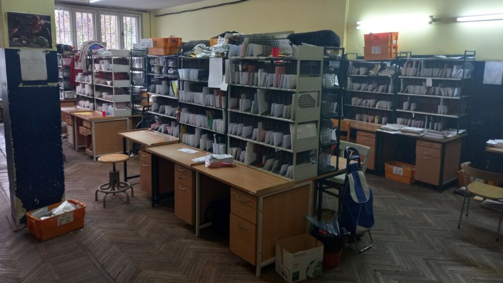 Pošta u Novom Sadu ne stiže već danima: Radnicima tvrde da trpe zastrašivanje i pretnje otkazima 2 Pošta u Novom Sadu ne stiže već danima: Radnicima tvrde da trpe zastrašivanje i pretnje otkazima 2