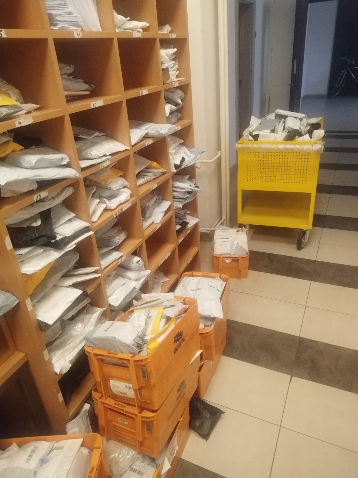 Pošta u Novom Sadu ne stiže već danima: Radnicima tvrde da trpe zastrašivanje i pretnje otkazima 3