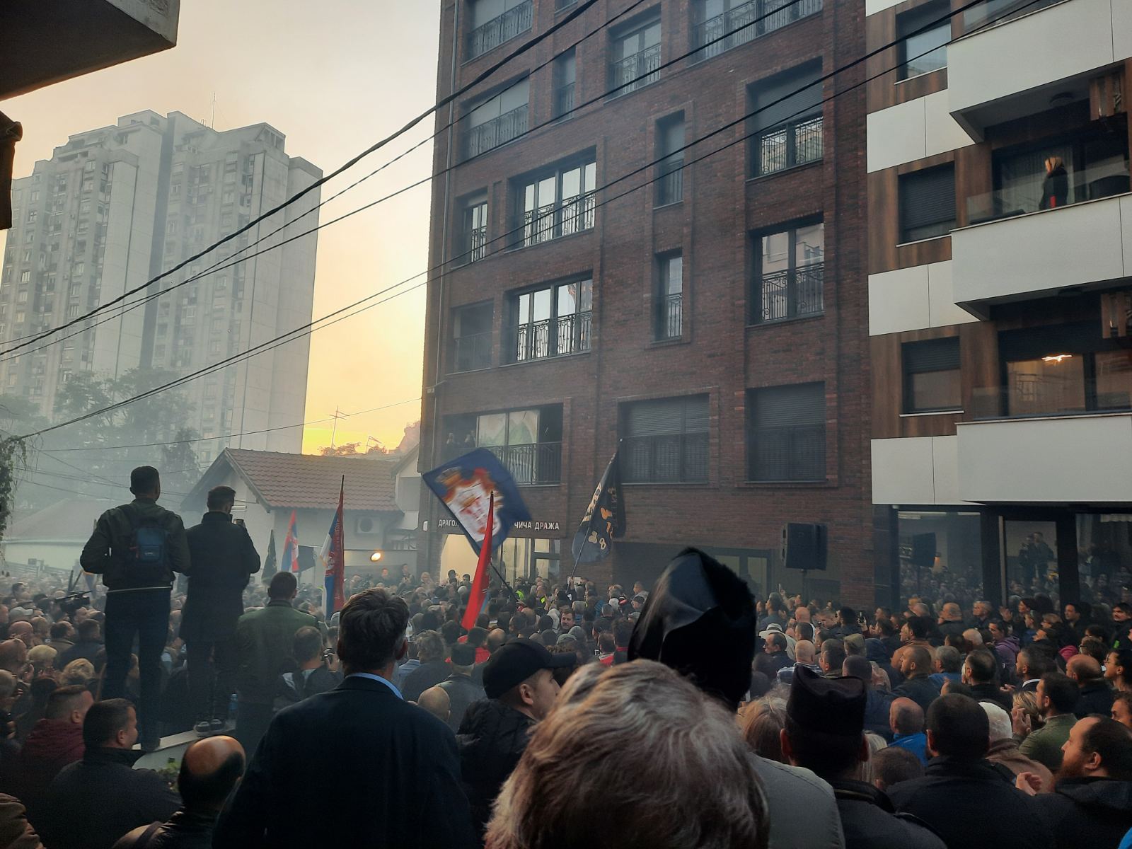 "Živ je Draža, umro nije": Kako je protekao dan kada je Čiča ponovo dobio svoju kuću u Beogradu (FOTO, VIDEO) 4
