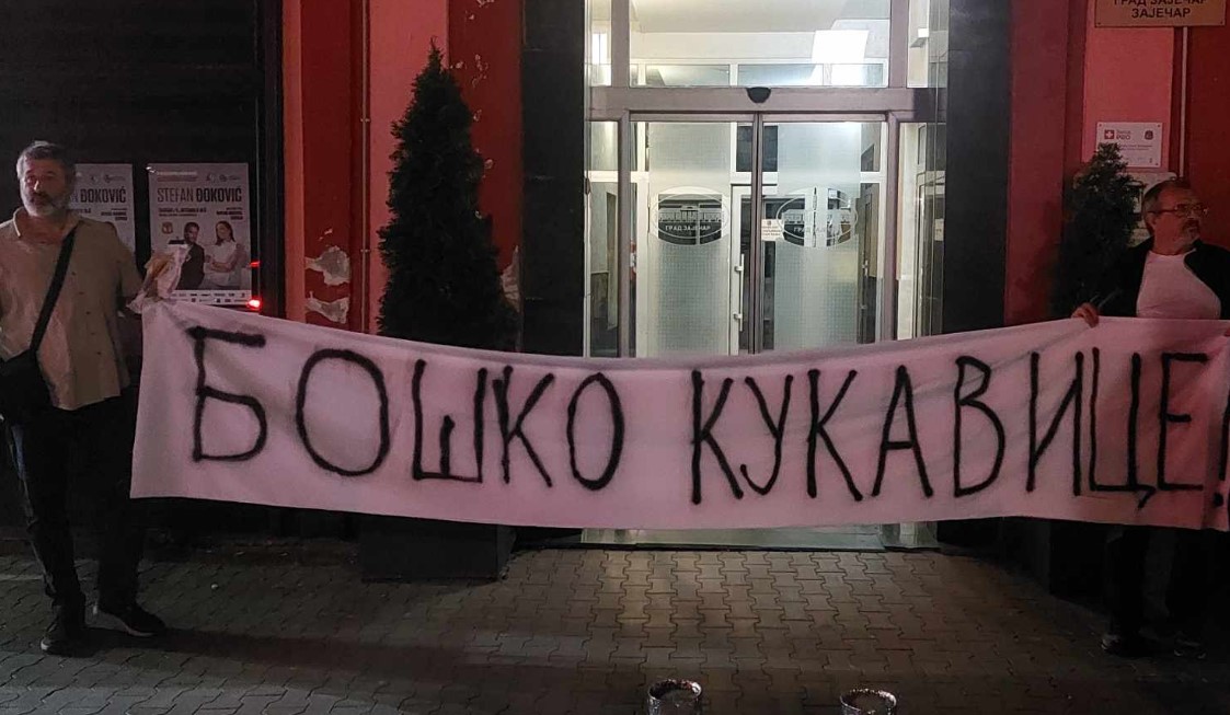 “SNS vlast vratila Boška Ničića na mala vrata da i dalje uništava ovaj grad”: Simboličnim paljenjem sveća ispred Gradske uprave u Zaječaru opozicija poručila da je došao kraj vladavine Srpske napredne stranke 3