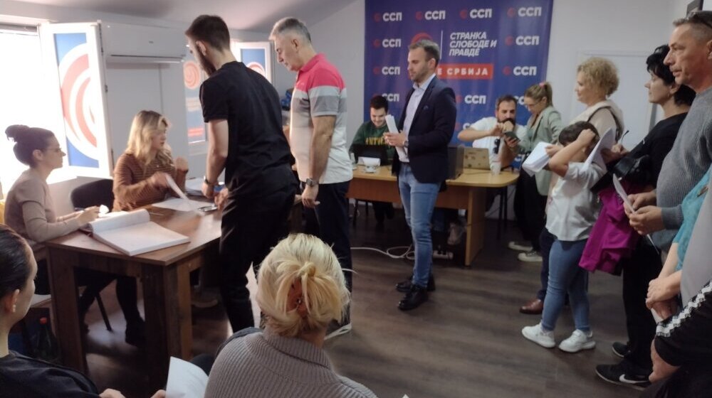 Gužva k’o da smo u SNS-u: Potpisivanje za liste opozicije u Kragujevcu (FOTO) 1