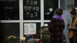 RODITELJI DECE UBIJENE U "RIBNIKARU" ISPRED ŠKOLE I VLADE Kol centar SNS, protest roditelja ubijene dece iz "Ribnikara"...: Ovo su fotografije koje su obeležile prethodnu nedelju 3