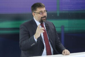 Lider Lige socijaldemokrata Vojvodine - Vojvođani (LSV) Bojan Kostreš ocenio je danas da "samo naprednjaci priželjkuju" nasilje na komemorativnom skupu koji će u Novom Sadu biti održan 1. novembra, na godišnjicu pada nadstrešnice Železničke stanice u tom gradu.