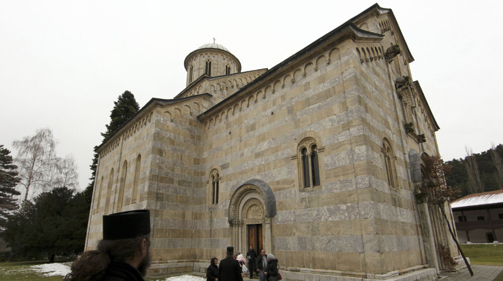 Italijanski vojnici KFOR-a donirali sistem osvetljenja manastiru Visoki Dečani 10