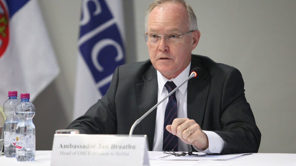 "Očekujem da nadležni nastave istragu": Šef Misije OEBS-a u Srbiji o prošlogodišnjim pretnjama Danasu 1