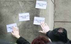 RODITELJI DECE UBIJENE U "RIBNIKARU" ISPRED ŠKOLE I VLADE Kol centar SNS, protest roditelja ubijene dece iz "Ribnikara"...: Ovo su fotografije koje su obeležile prethodnu nedelju 2