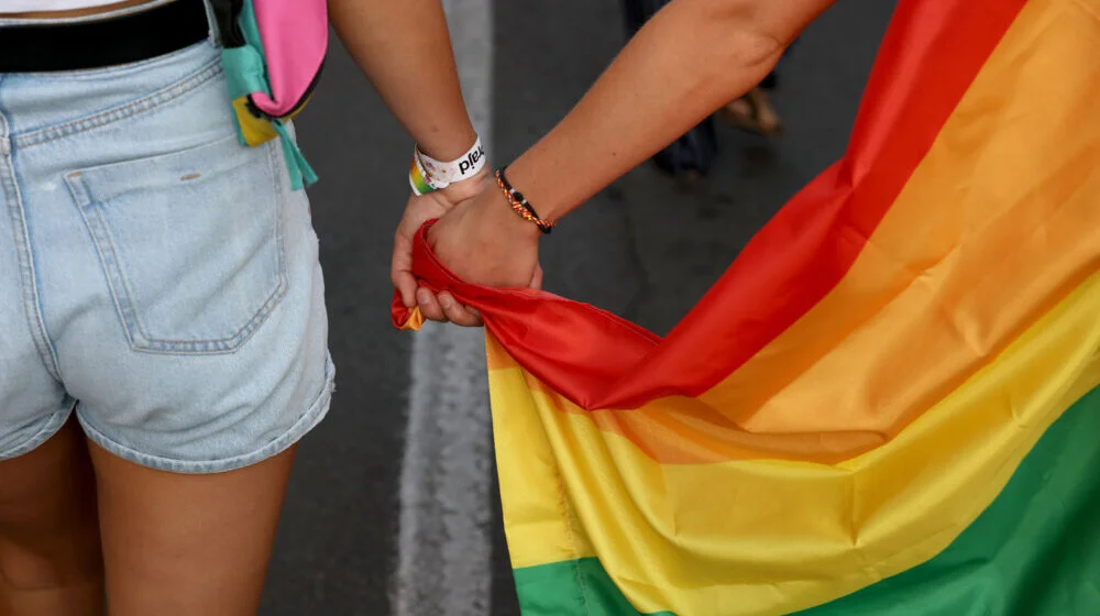 80 odsto ljudi iz LGBTIQ zajednice izbegava da se drži za ruke sa partnerom: Netolerancija i predrasude i dalje jaki 16