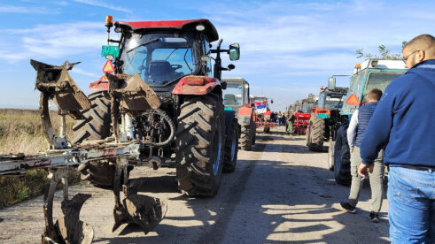 Bavanište protest poljoprivrednici Drugi dan protesta poljoprivrednika: Radikalizovane akcije, za sutra najavljene tri protestne vožnje od po sat vremena 6