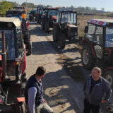 Poljoprivrednici traktorima blokirali magistralni put kod Požarevca: "Borba se nastavlja" 11
