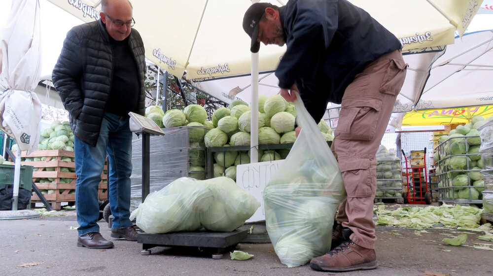 Leskovac: Poljoprivrednici besplatno delili kupus i krastavac 15