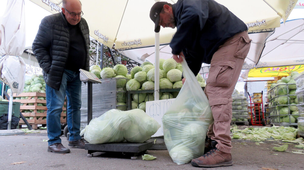 Leskovac: Poljoprivrednici besplatno delili kupus i krastavac 9