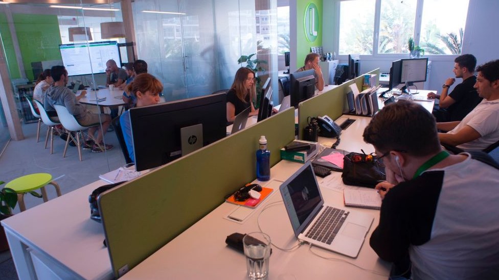 Srbija i tehnologija: Da li je budućnost IT sektora u radu za strane kompanije ili u originalnim proizvodima 2 IT kompanija