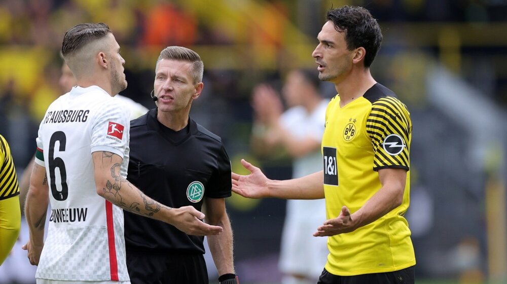 Spremaju se nova fudbalska pravila: Crveni karton za svakog ko se raspravlja sa sudijom, samo će kapiten smeti da priđe arbitru 1