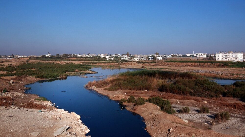 Ekološka i zdravstvena kriza: Ratom raseljene porodice u Gazi kupaju se i peru u zagađenom moru 1