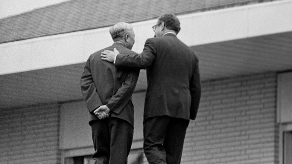 Henri Kisindžer: Kontroverzni diplomata oko kojeg su se lomila koplja 6 Henry Kissinger and Le Duc Tho.