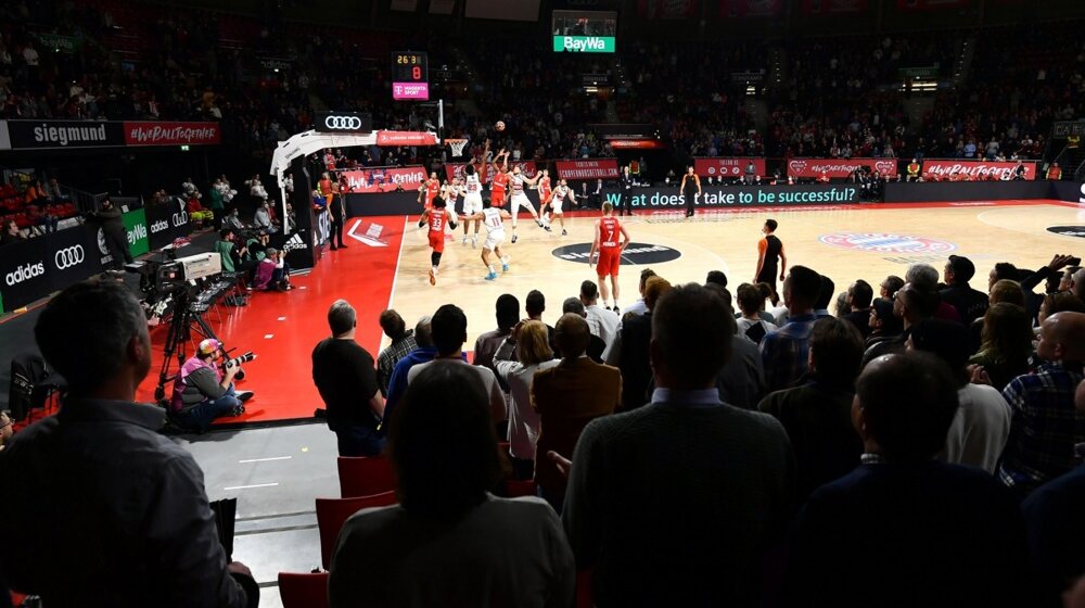 Šta ti je Nemac: Bajernovo obaveštenje Partizanovim navijačima na srpskom o štrajku gradske brze železnice u Minhenu (FOTO) 1