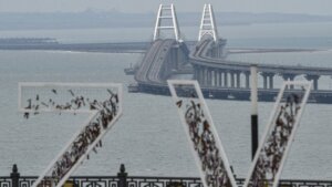 Sud u Rusiji danas je osudio osam osoba na doživotni zatvor zbog umešanosti u eksploziju koja je 2022. delimično uništila most koji povezuje Rusiju sa Krimom.Na suđenju u Rostovu na Donu, na jugu Rusije, osmorica muškarca osuđeni su kao pripadnici "organizovane kriminalne grupe".