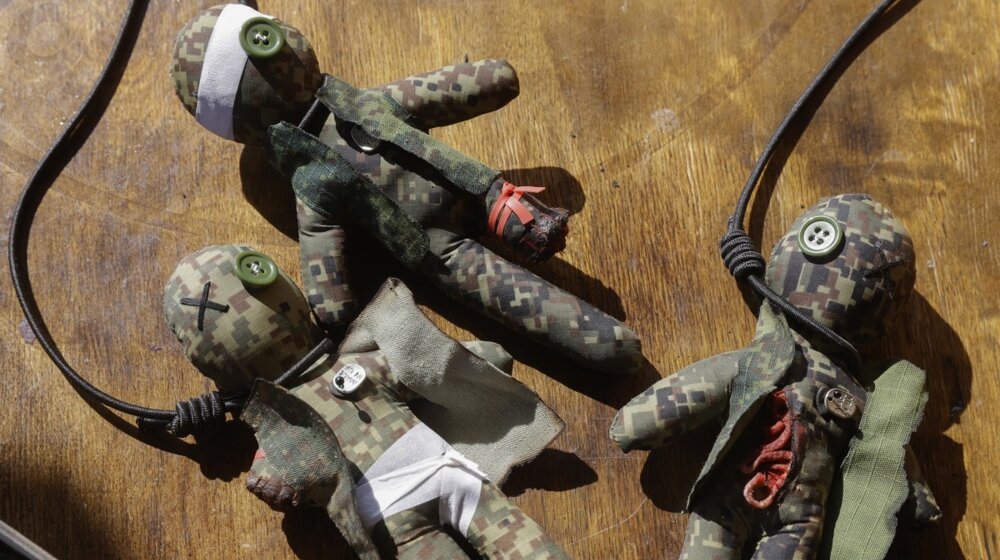 vudu lutke u obliku ranjenih ruskih vojnika