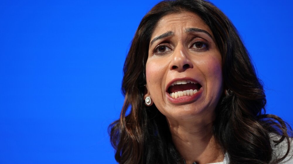 "Ministarka koja bi migrante vraćala u Ruandu, za koju su propalestinski demonstranti 'nosioci mržnje'": Ko je Suela Braverman koju je smenio britanski premijer? 1