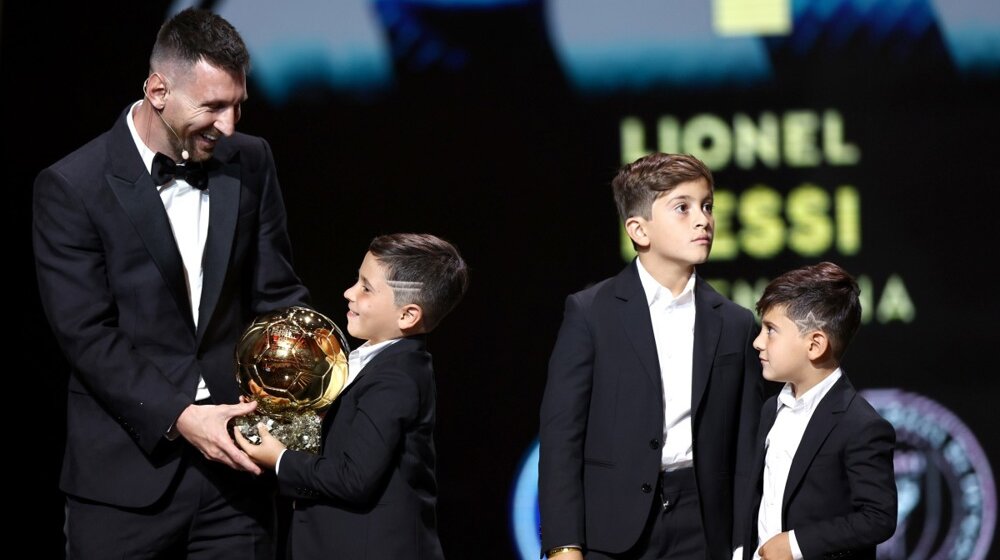 Mesi s prstenjem kao na čuvenoj fotografiji NBA šampiona Bila Rasela 1