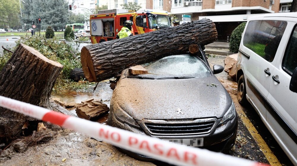 (VIDEO) Snažna oluja pogodila deo Evrope, građani pozvani da ne izlaze iz kuća 1