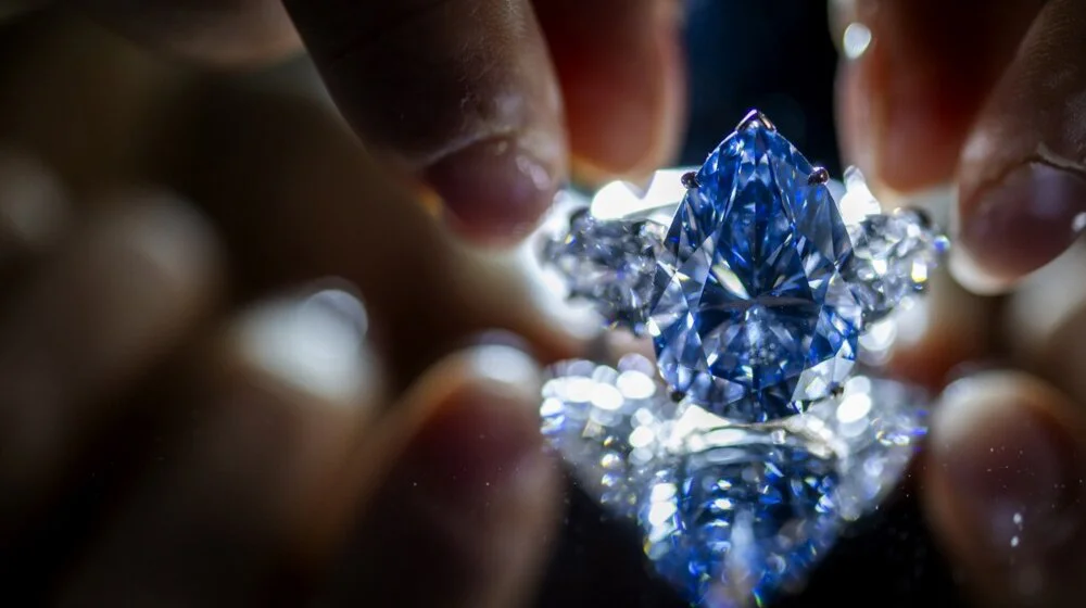 Plavi dijamant od 44 miliona dolara najskuplji dragulj prodat na aukciji ove godine 1