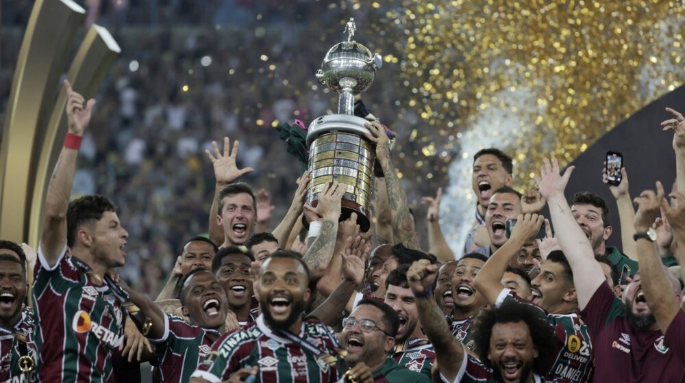 Nema slave bez žrtve: Trijumfalni krug jednog fanatika Fluminensea na kolenima oko Marakane (VIDEO) 1