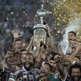 Nema slave bez žrtve: Trijumfalni krug jednog fanatika Fluminensea na kolenima oko Marakane (VIDEO) 5