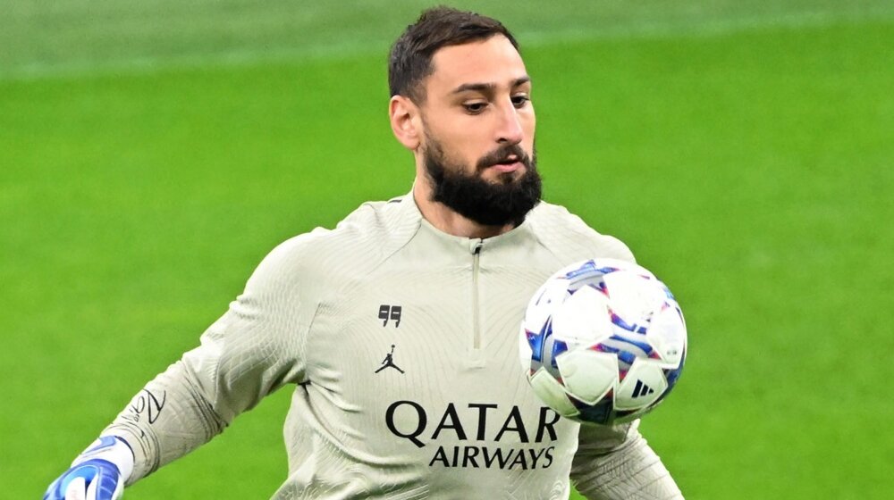 Navijači Milana spremili "Dolarumi" salvu lažnih novčanica: Zašto je na njima broj 71? (FOTO) 1