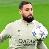 Navijači Milana spremili "Dolarumi" salvu lažnih novčanica: Zašto je na njima broj 71? (FOTO) 3