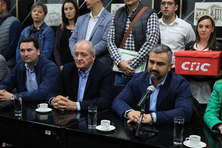 Opozicija u Kragujevcu se ujedinila ali u dve kolone, SNS i SPS već predali liste 13