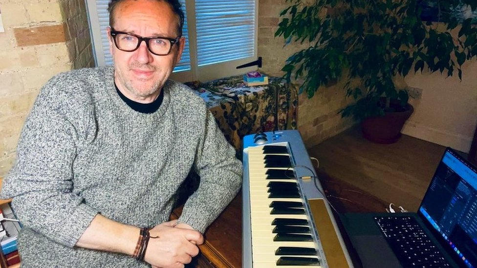 Duhovna misterija iskustva bliske smrti: „Osećao sam kako me svetlost leči“ 3 David Ditchfield in front of his piano