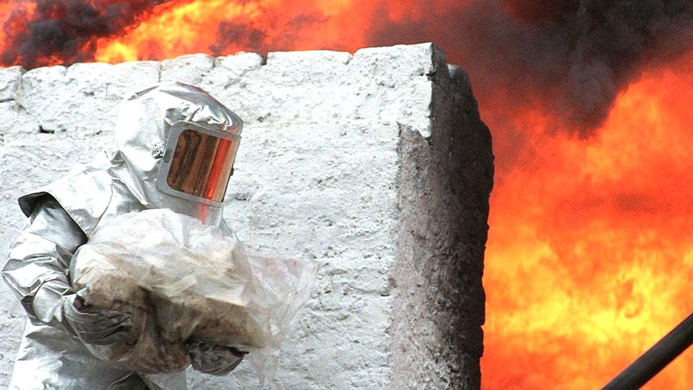 Kokain: Kako uništiti dve tone zaplenjene droge 1 Man burning cocaine in Lima, Peru