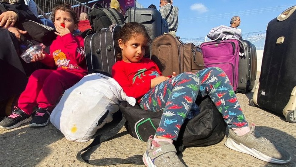 Izrael i Palestinci: Više od 400 stranaca i ranjenika prešlo iz Pojasa Gaze u Egipat po otvaranju prelaza Rafa 1 Palestinian children with dual citizenship wait at the Rafah border