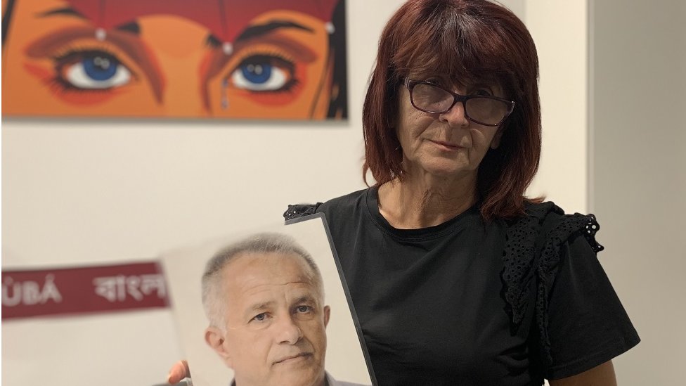 Tragedije u Beogradu: Ko su bila nastradala deca iz Ribnikara, a ko Dragan, čuvar „koji je đake znao po imenu" 3 Radica Vlahović sa slikom brata Dragana