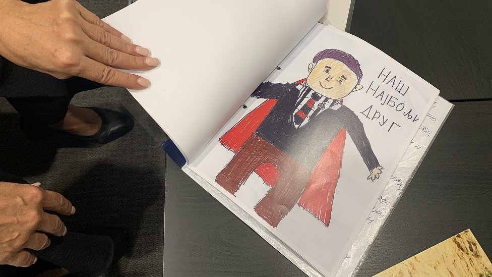 Tragedije u Beogradu: Ko su bila nastradala deca iz Ribnikara, a ko Dragan, čuvar „koji je đake znao po imenu" 1 Crtež Dragana sa plaštom superheroja od prvog dna bio je ispred škole