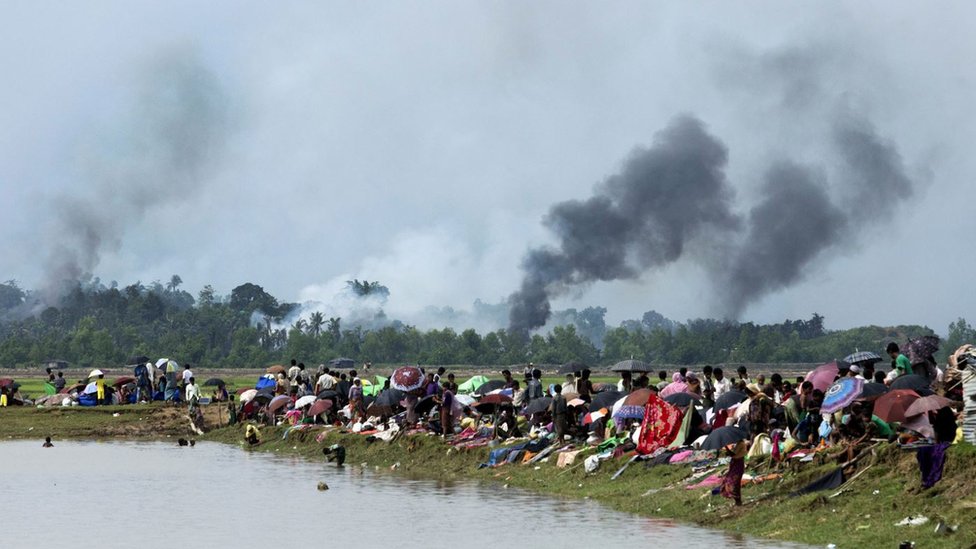Izrael i Palestinci: UN kažu da su Izrael i Hamas počinili ratne zločine - šta kaže pravo 5 Rohingya people fleeing after their villages are burnt down