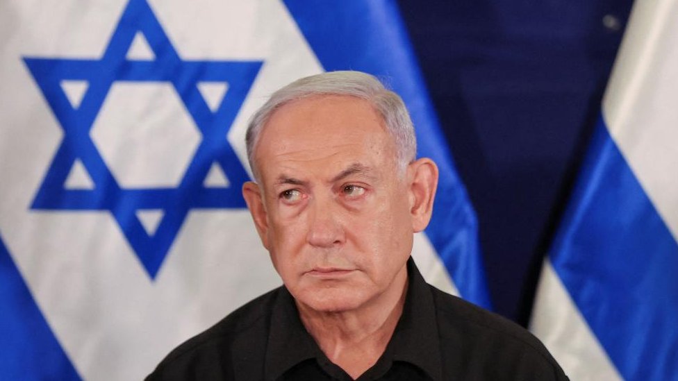 Izrael i Palestinci: Pet novih realnosti posle četiri nedelje rata 4 Israeli Prime Minister Benjamin Netanyahu pictured in front of an Israeli flag