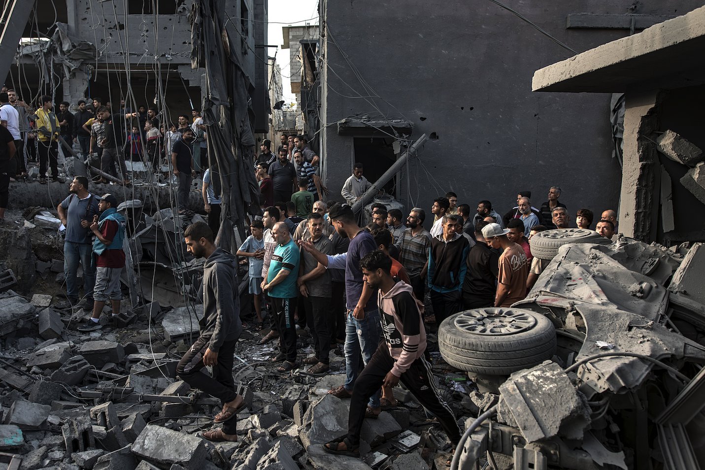 Palestinci tragaju za preživelima i telima stradalih u napadu na izbeglički kamp El Magazi