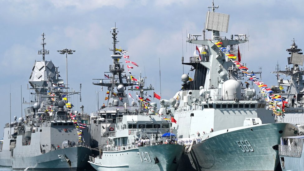 Kina i Tajvan: Amerika u tišini naoružava Tajvan do zuba 3 Chinese Navy missile frigate Yulin (R) and the minesweeper hunter Chibi (C) are seen docked at Changi Naval Base during the IMDEX Asia warships display in Singapore on May 4, 2023