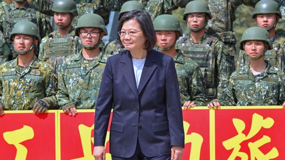 Kina i Tajvan: Amerika u tišini naoružava Tajvan do zuba 1 Taiwan's President Tsai Ing-wen (C) poses for photographs with combat engineer troops during a visit in Chiayi county on March 25, 2023.