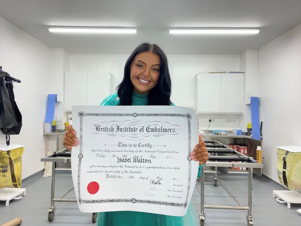 Ima 24 godine i radi u mrtvačnici - „Pripremam ljude za poslednje zbogom” 2 Isabel Walton