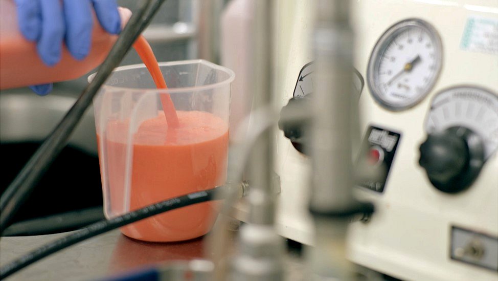 Ima 24 godine i radi u mrtvačnici - „Pripremam ljude za poslednje zbogom” 4 Embalming fluid