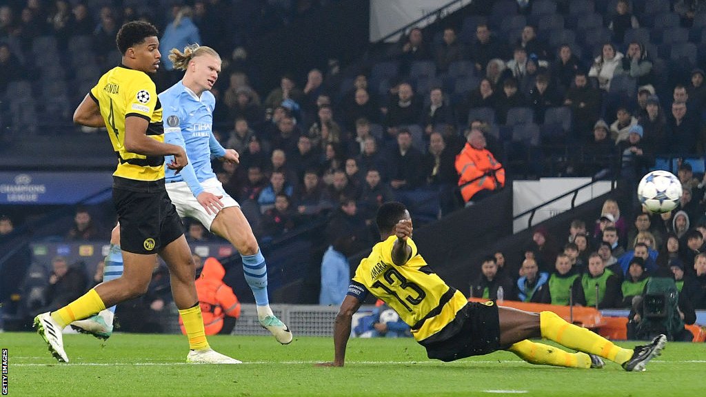 Fudbal i Liga šampiona: Dva gola Halanda i nova stranica istorije Mančester sitija - može li da odbrani titulu prvaka Evrope 2 Erling Haaland scores Man City's third goal of the match against Young Boys