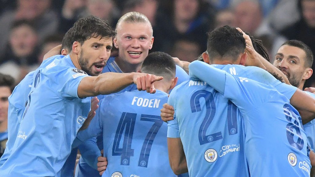 Fudbal i Liga šampiona: Dva gola Halanda i nova stranica istorije Mančester sitija - može li da odbrani titulu prvaka Evrope 1 Erling Haaland celebrates his second goal for Manchester City against Young Boys