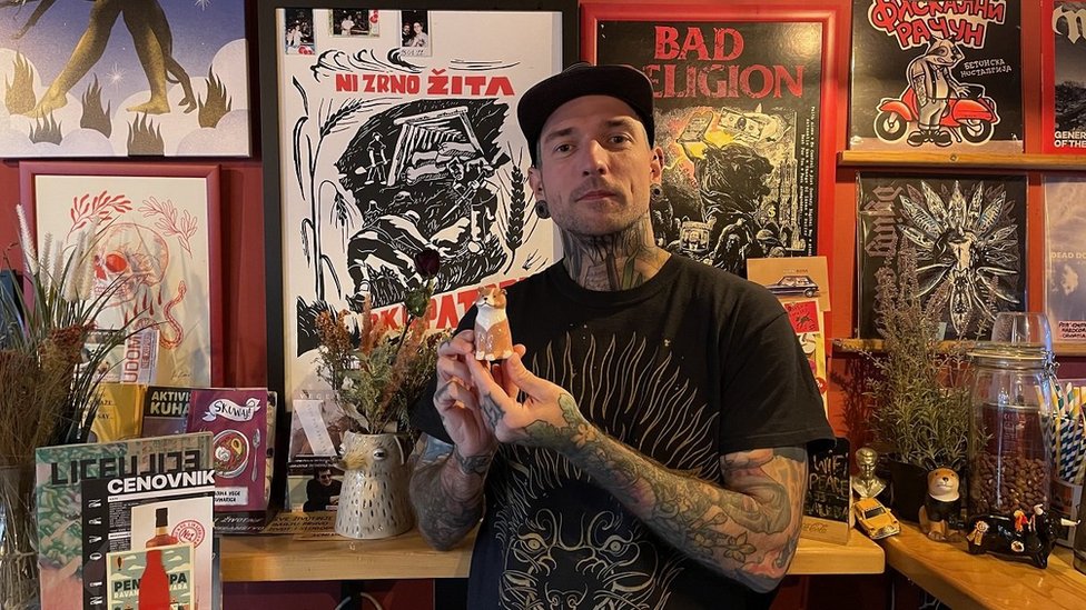 Bojan Šovljanski je više od 20 godina vegan, a pored vođenja kafića, organizuje koncerte, tribine, diskusije i druge događaje