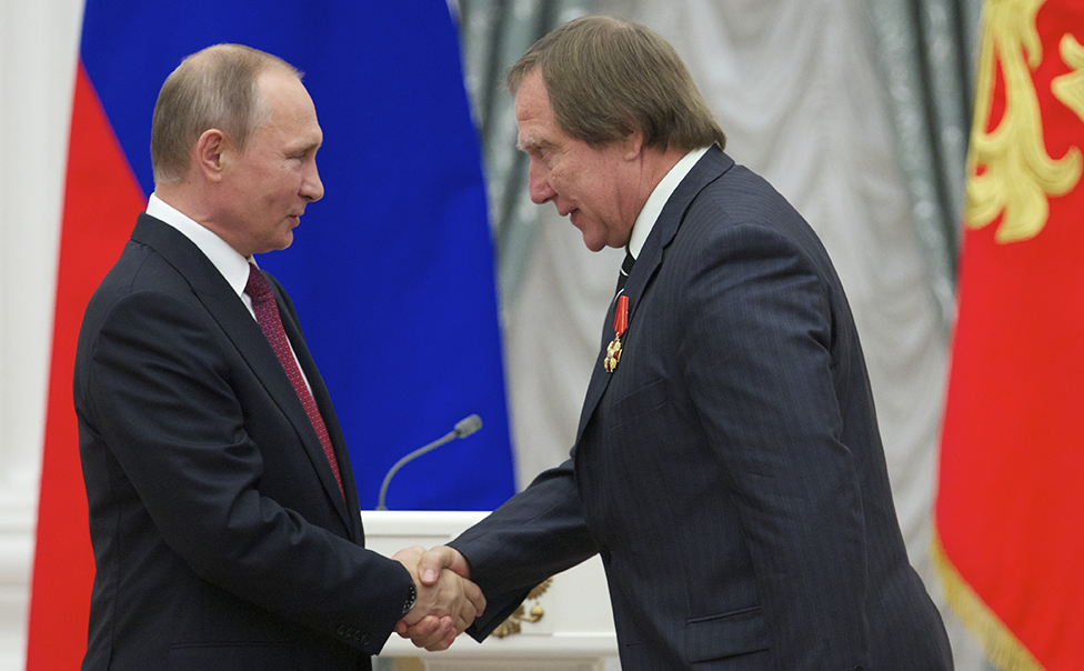 Rusija i korupcija: Tajni dogovor vredan 40 miliona dolara povezuje Abramoviča sa Putinovim „novčanicima“ 6 Vladimir Putin (L) shakes hands with Russian cellist Sergei Roldugin during an awarding ceremony at the Kremlin in Moscow on September 22, 2016