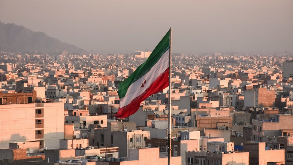 Izrael i Palestinci: Zašto svi govore o Iranu 1 Iranian flag waving with cityscape on background in Tehran, Iran